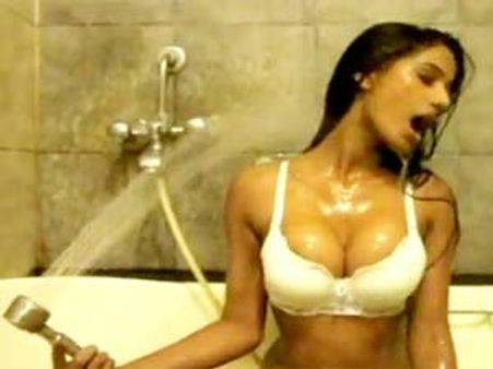 पूनम के सेमी न्यूड वीडियो से वेबसाइट हुआ हैंग!