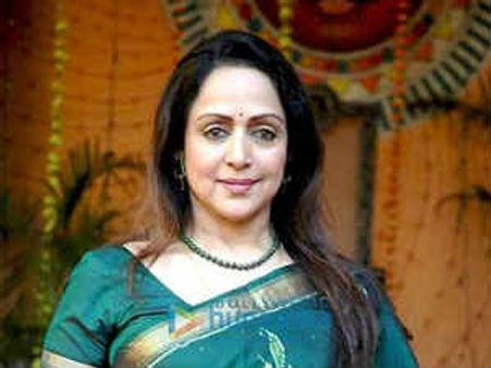 बेटी ईशा से ज्यादा जवां है मां हेमामालिनी