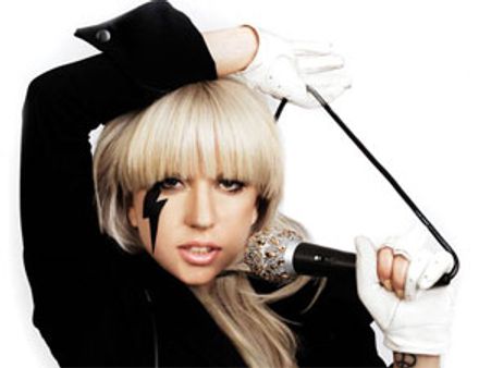 पब्लिसिटी के लिए लेडी गागा करती हैं अश्लील हरकतें