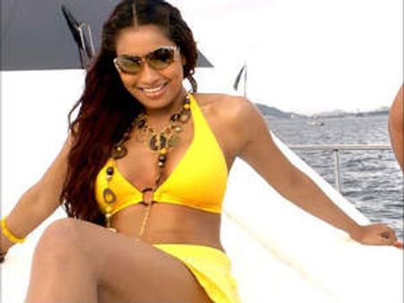बिकनी में गजब ढाएंगी बिपाशा बसु