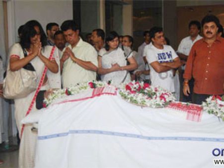 भूपेन हजारिका की अंतिम विदाई पर बिलख उठा बॉलीवुड