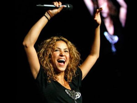 पिता के गाने पर खुशी से छलछला गयी शकीरा की आंखें