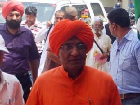 स्वामी अग्निवेश को भाया गेरूए वस्त्र पर लगा ग्लैमर का रंग