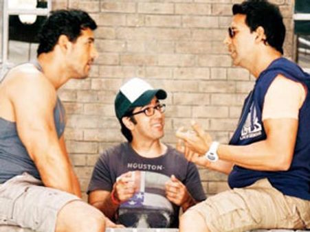 अक्षय ने देसी ब्वॉज़ से प्रियंका का आयटम डांस हटवा दिया