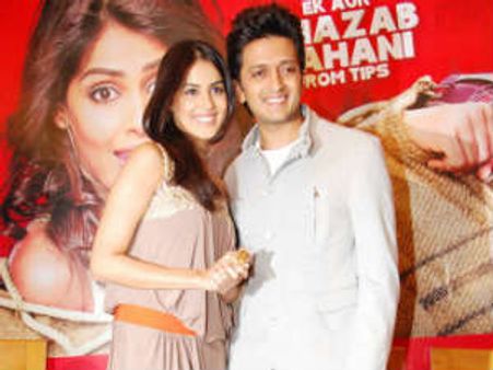 अब जेनेलिया हो गईं वार्डरोब मालफंक्शन का शिकार