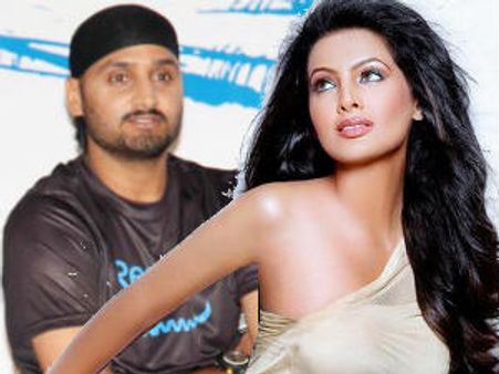 शूटिंग के नाम पर गीता संग रंगरलियां मना रहे हैं भज्जी