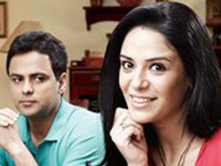 मोना का परिवार खड़ा है उनके साथ