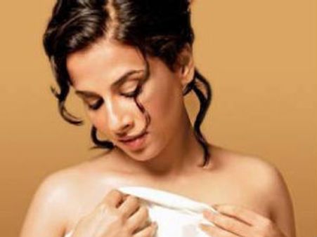 विद्या को वस्त्रहीन करने वाले चित्रकार की पिटाई