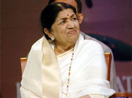 लता ने कहा भगवान की कृपा से सब ठीक है