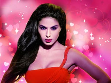 मनचलों को मचलाने के लिए तैयार वीना मलिक