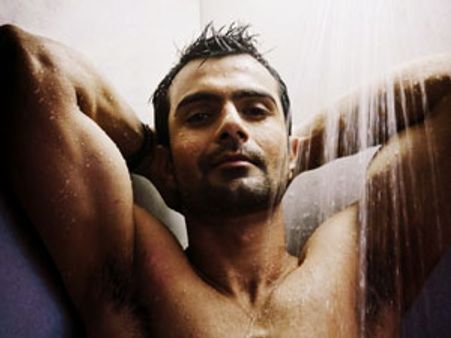 वीना की तरह अश्मित पटेल ने भी उतार दिए अपने कपड़े