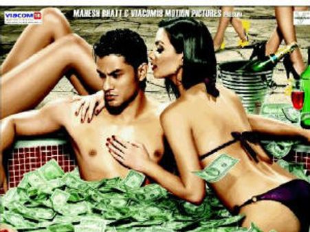 लव मेकिंग सीन के कारण चर्चा में बल्ड मनी