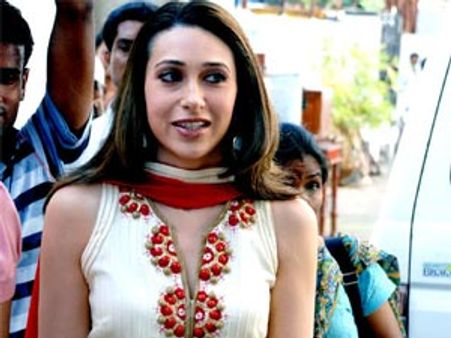 नहीं रह सकीं फिल्मों से दूर, करिश्मा के रग-रग में बसी हैं फिल्में