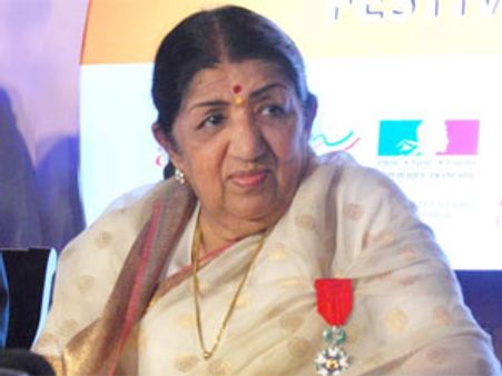 खान होने के कारण ही एयरपोर्ट पर शाहरूख को रोका गयाः लता मंगेशकर