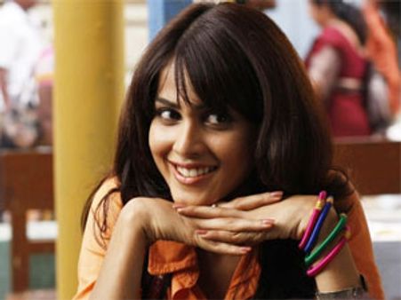 विवादों में फंसी न्‍यूली मैरेड जेनेलिया, कोर्ट में होगी पेशी