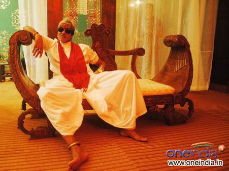 मैंने मिका को शुरू से सुना है, उसकी आवाज विशिष्ट हैः अमिताभ