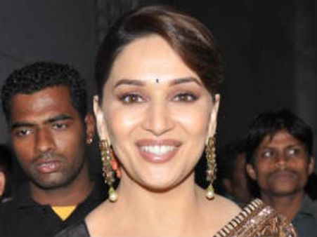 मुस्कान ही नहीं आवाज भी मोहक है माधुरी की