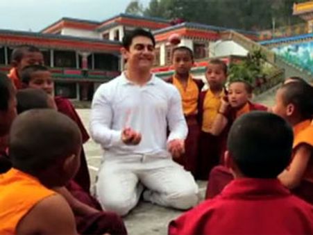 'लिट्टी चोखा' खा कर खुश हुए आमिर खान