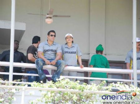 आमिर के बेटे जुनैद के लिए पहुंचे सलमान, खेला मैच