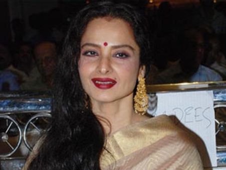 रेखा की खूबसूरती को कैद करने वाला सड़क पर!