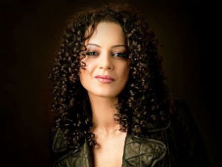 जॉन संग अंतरंग सीन में डूबीं कंगना, टूट गईं चूड़ियां