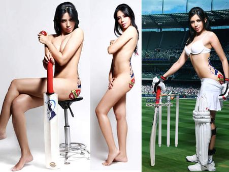 क्रिकेट के लिए पूनम के बाद रोजलिन ने उतारे कपड़े