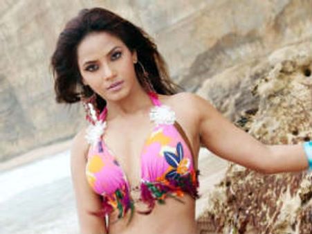 अपना प्यार साबित करने के लिए बाइक से कूदीं थीं नीतू चन्द्रा