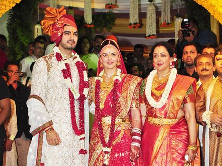 ईशा ने भरत संग लिए फेरे, मां हेमा ने नम पलकों से दी दुआएं