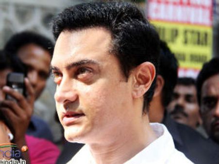 आमिर ने की मनमोहन सिंह और मुकुल वासनिक से मुलाकात