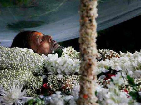 तस्‍वीरों में देखें राजेश खन्‍ना की अंतिम यात्रा