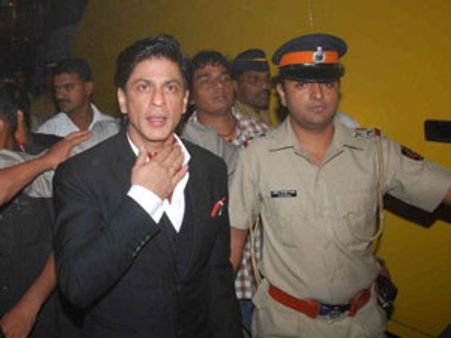 100 रुपये देकर छूटे किंग खान शाहरुख