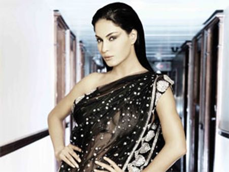 मंदिरा के बाद अब वीना करेंगी क्रिकेट सीरीज होस्ट