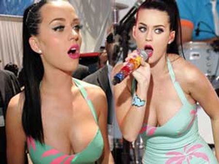 केटी पेरी की बिकनी ने छोड़ा साथ सरेआम किया बेपर्दा