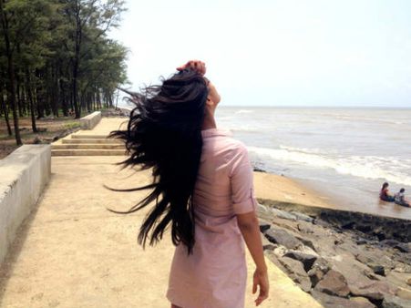 अलीबाग के बीच पर लहराते पूनम के बाल
