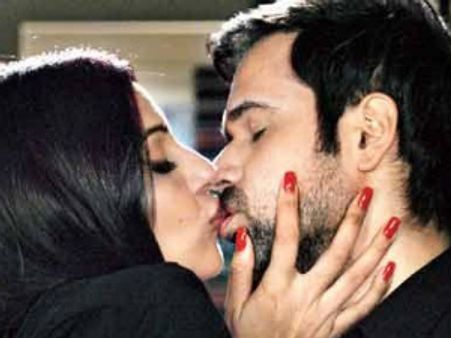 इमरान-बिपाशा के लिपलॉक पर सेंसर पानी-पानी
