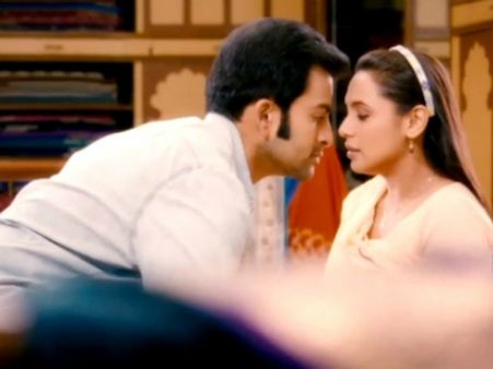 कई रोमांटिक सीँस हैं अय्या में...