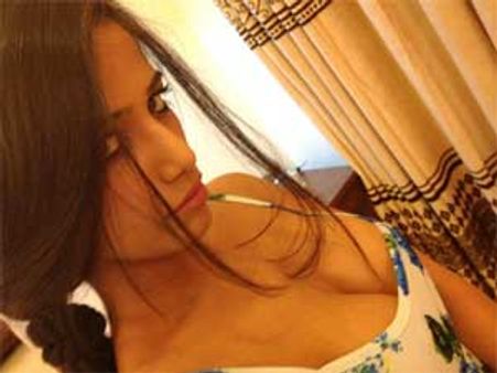 ट्विटर पर 3 लाख फॉलोवर्स को क्‍या तोहफा देंगी पूनम पांडे