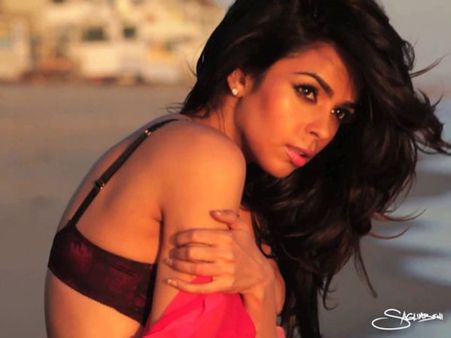 मल्लिका की कामुक अदायें