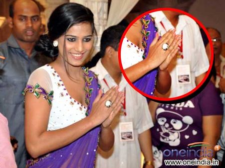 साड़ी के साथ क्या ये पूनम की मूडी रिंग है?