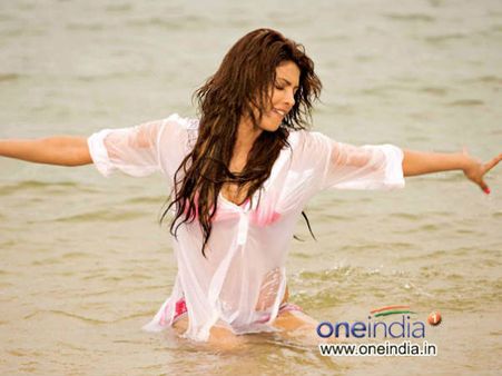 Photo Feature- बॉलीवुड ब्‍यूटी इन वॉटर