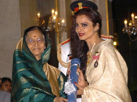 बर्थडे गर्ल रेखा का बॉलीवुड से संसद तक का सफर, देखें तस्वीरें...