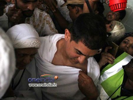 अम्मी संग हज यात्रा पर आमिर खान, देखें तस्वीरें