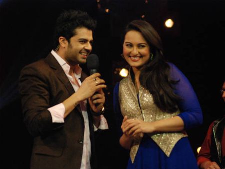 देखें तस्वीरें- सन ऑफ सरदार प्रमोट करने आइजीटी पहुंची सोनाक्षी