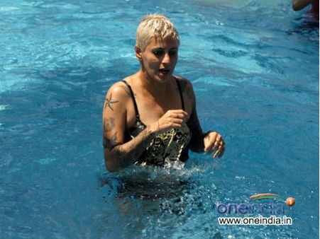 सपना ने जमकर गरियाया सलमान को- देखें तस्वीरें