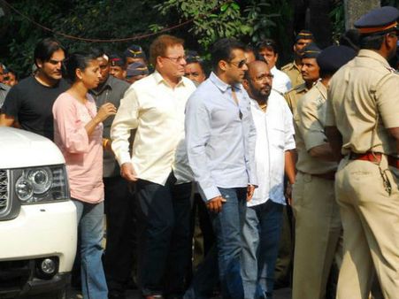 Pictures: जब सितारे पहुंचे बाल ठाकरे का हाल पूछने