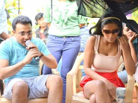 तस्वीरें: नशा के बोल्ड सींस से खुश पूनम पांडे
