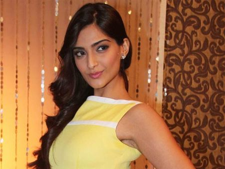 Pictures: तीखा बोलने वाली सोनम सीरयस नहीं