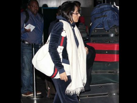 तस्वीरों में: इलाज के लिए मनीषा यूएस रवाना