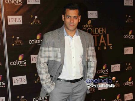 देखिये कलर्स पर सलमान, माधुरी और रवीना ने कैसे बिखेरे रंग