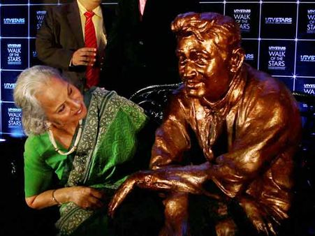 मूर्ति में मुस्‍कुराते हुए देव साहब को देख भावुक हुईं वहीदा रहमान